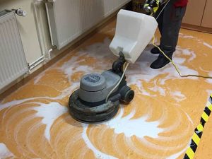 Linoleum, PVC, Grundreinigung, Intensivreinigung, Alternsheim, Polyer Stripping, Bodenreinigung, vorher-nachher, Bodenreinigung, umweltfreundlich, kennzeichnungsfrei